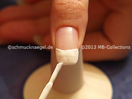 Nagellack in der Farbe weiß