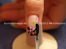 Fingernagel mit einem Klarlack überlackieren