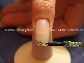 Nagellack in der Farbe grün-glitter