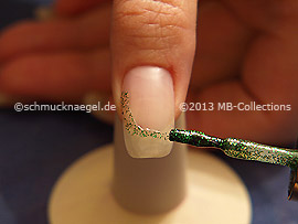 Nagellack in der Farbe grün-glitter