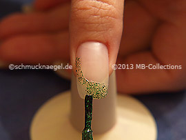 Nagellack in der Farbe grün-glitter