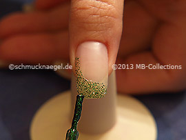 Nagellack in der Farbe grün-glitter