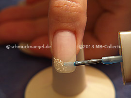 Nagellack in der Farbe türkis