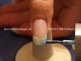 Nagellack in der Farbe türkis