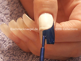 Nailart Pen oder Nagellack in der Farbe dunkelblau