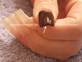 Nagellack in der Farbe dunkelrot
