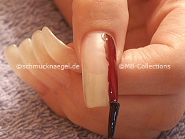 Nagellack in der Farbe dunkelrot
