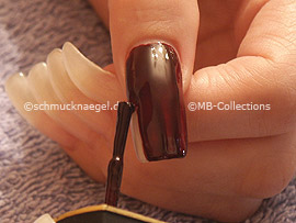 Nagellack in der Farbe dunkelrot