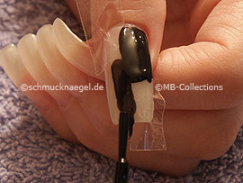 Nagellack in der Farbe schwarz