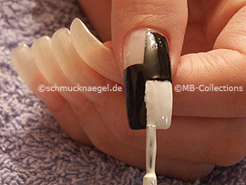 Nagellack in der Farbe weiß