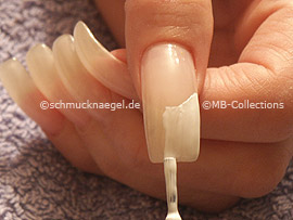 Nagellack in der Farbe weiß