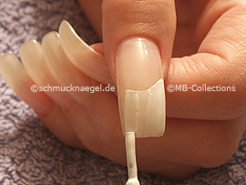 Nagellack in der Farbe weiß