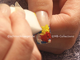 Kleiner Schwamm mit Acrylfarben