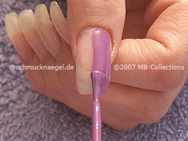 Nagellack in der Farbe lila