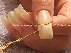 Nailart Liner in der Farbe gold-glitter