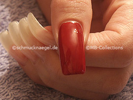 Nagellack in der Farbe dunkelrot