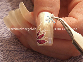 3D Nail Sticker in der Form einer Libelle oder eines Schmetterlings und Pinzette