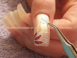 3D Nail Sticker in der Form einer Libelle oder eines Schmetterlings und Pinzette