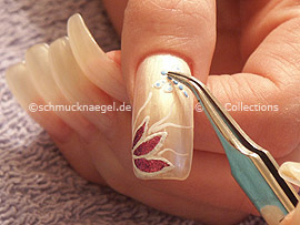 3D Nail Sticker in der Form einer Libelle oder eines Schmetterlings und Pinzette