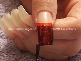 Nagellack in der Farbe dunkelrot mit Glitter