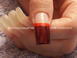 Nagellack in der Farbe dunkelrot mit Glitter