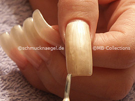Nagellack in der Farbe hellbeige