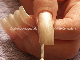 Nagellack in der Farbe hellbeige