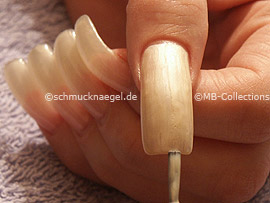Nagellack in der Farbe hellbeige