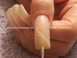 Nagellack in der Farbe hellbeige