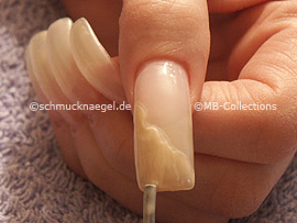 Nagellack in der Farbe hellbeige