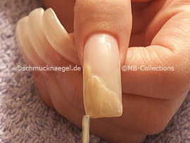 Nagellack in der Farbe hellbeige