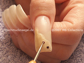 Spot-Swirl, Strasssteine in der Farbe dunkellila und Nailart Liner in der Farbe gold-glitter