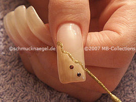 Spot-Swirl, Strasssteine in der Farbe dunkellila und Nailart Liner in der Farbe gold-glitter