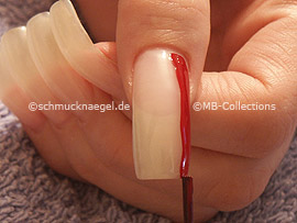 Nagellack in der Farbe dunkelrot