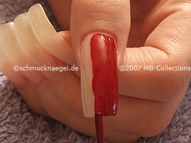Nagellack in der Farbe dunkelrot