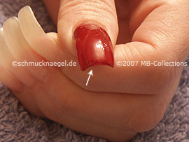 Nagellack in der Farbe dunkelrot