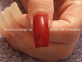 Nagellack in der Farbe dunkelrot