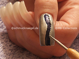 Nailart Bouillons in silber und Spot-Swirl