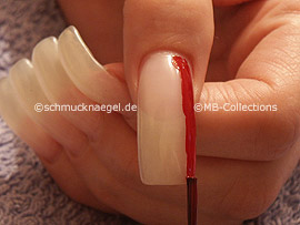 Nagellack in der Farbe dunkelrot