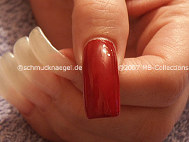 Nagellack in der Farbe dunkelrot