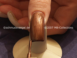 Nagellack in der Farbe braun