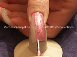 Nagellack in der Farbe dunkelrosa