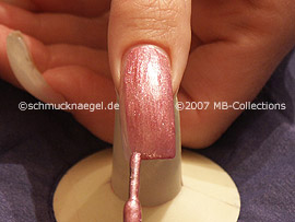 Nagellack in der Farbe dunkelrosa