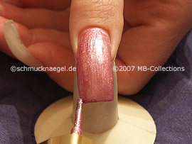 Nagellack in der Farbe dunkelrosa