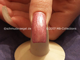 Nagellack in der Farbe dunkelrosa