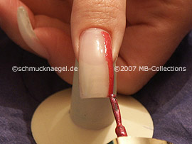 Nagellack in der Farbe dunkelpink