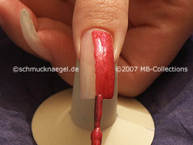 Nagellack in der Farbe dunkelpink