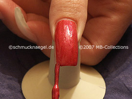 Nagellack in der Farbe dunkelpink