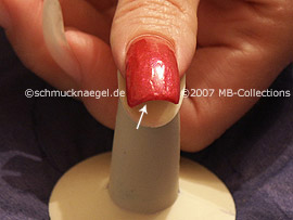 Nagellack in der Farbe dunkelpink