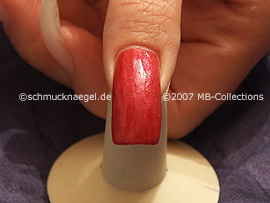 Nagellack in der Farbe dunkelpink